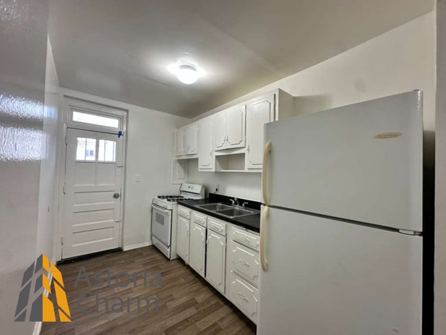 Building Photo - 1 Bedroom Plus Den Rowhome on Kuper Place