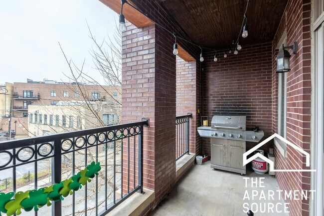 Building Photo - 1136 W Diversey Pkwy