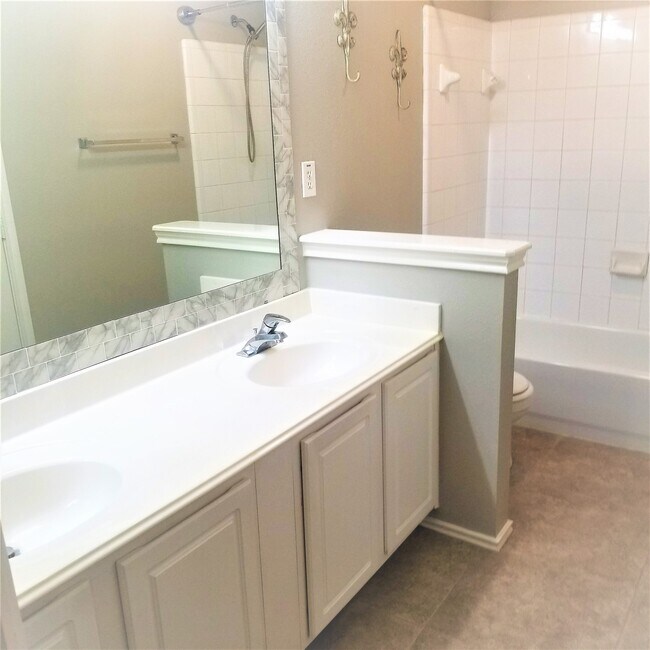 Building Photo - 46 Wineberry Pl