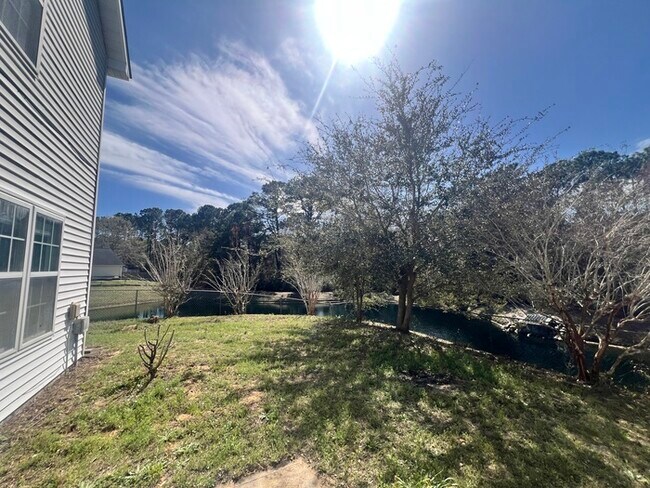 Building Photo - Southern Charm