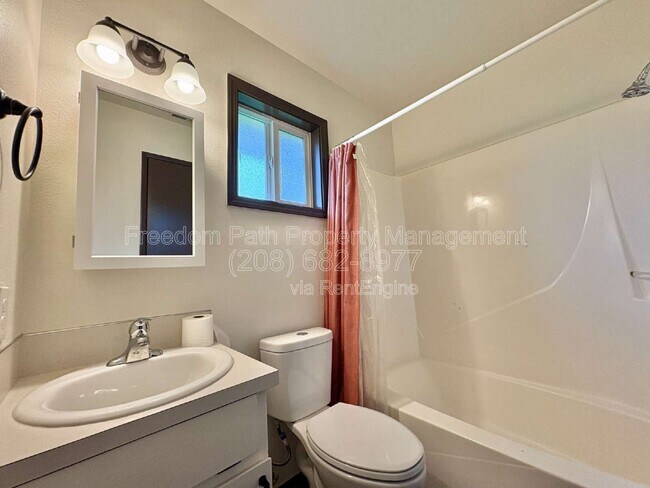 Building Photo - 2707 Fairway Dr