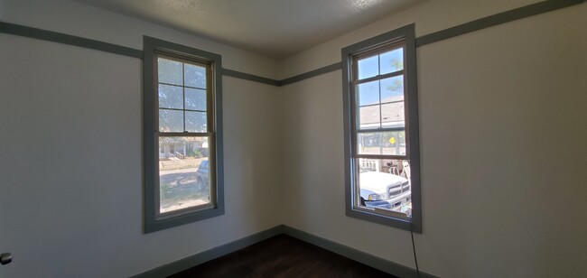 Building Photo - 406 E Elm St