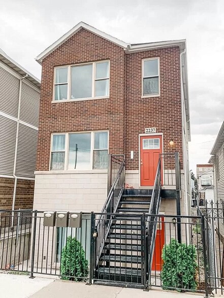 Front - 2237 W 18th St