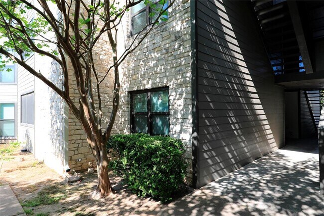 Building Photo - 1510 W N Loop Blvd