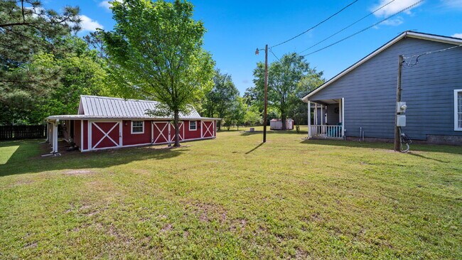 Building Photo - Private acre property, the charm you have been looking for. This is a place to call home!