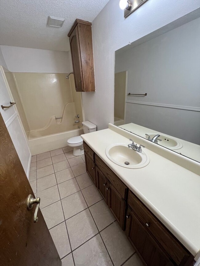 Building Photo - 3 Bed 2 Bath House with 2 Car Garage.