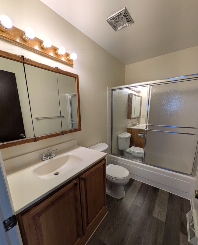 Building Photo - 2 Bed 1 Bath Apartment - New Floors - Attached Garage!