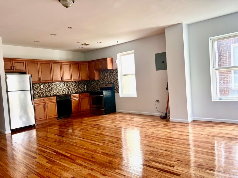 Building Photo - 2408 Beverley Rd