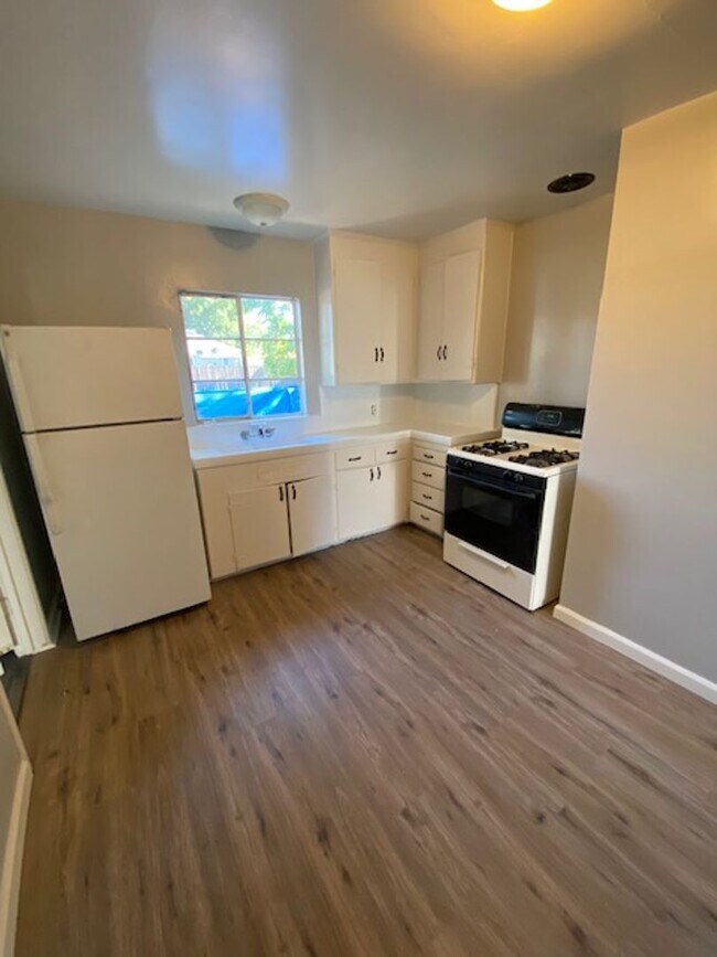 Building Photo - 460 E Wyandotte St