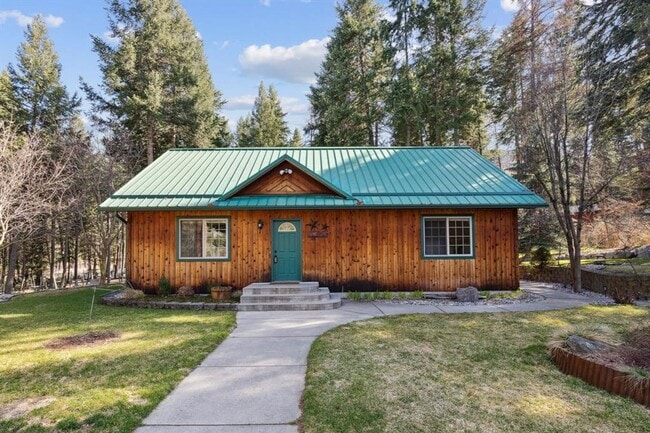 Building Photo - Lolo 4 bedroom, 2 bath, 2,520 Sq. Ft. home...