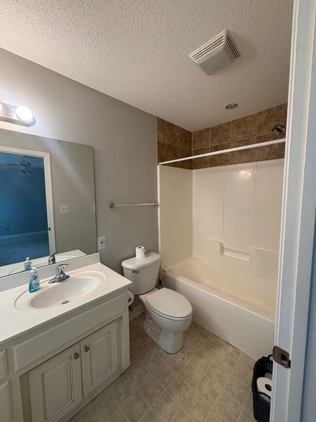 Building Photo - Beautifully Maintained Townhome In The Heart Of Town!