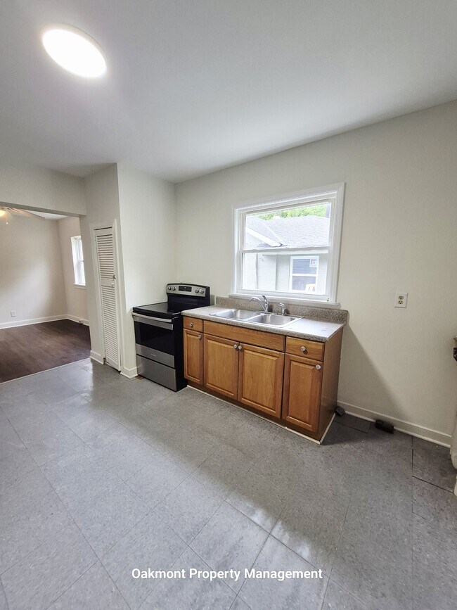 Building Photo - 900 N 38th St