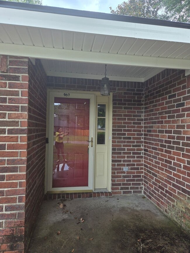 Building Photo - Beautiful very spacious 4 Bed/2 Bath