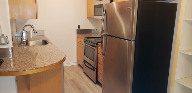 Building Photo - Awesome 1 Bedroom 1 bath unit Downtown LA
