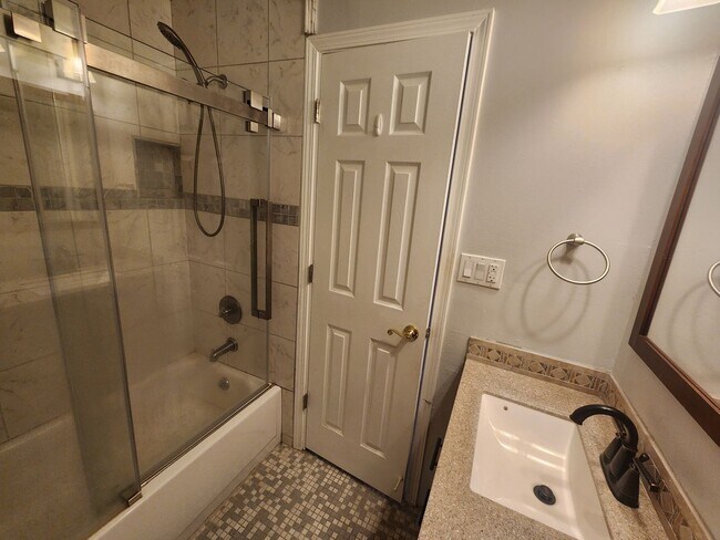 Building Photo - Charming 1 bedroom 1 bath condo in St. Mat...
