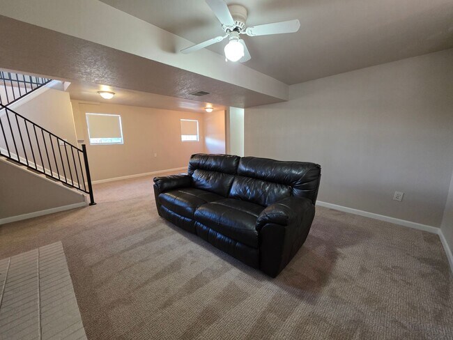 Building Photo - Beautiful 4 Bed, 2 Bath Home In The Heart Of Colorado Springs!!!