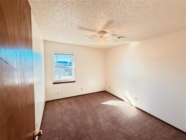 Building Photo - 320 Falcon Ct