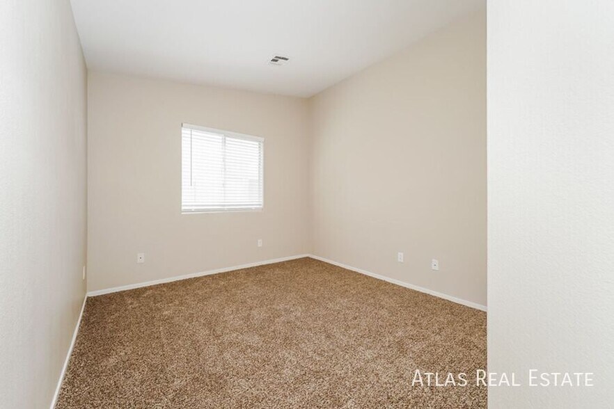 Building Photo - 617 Lava Beds Way