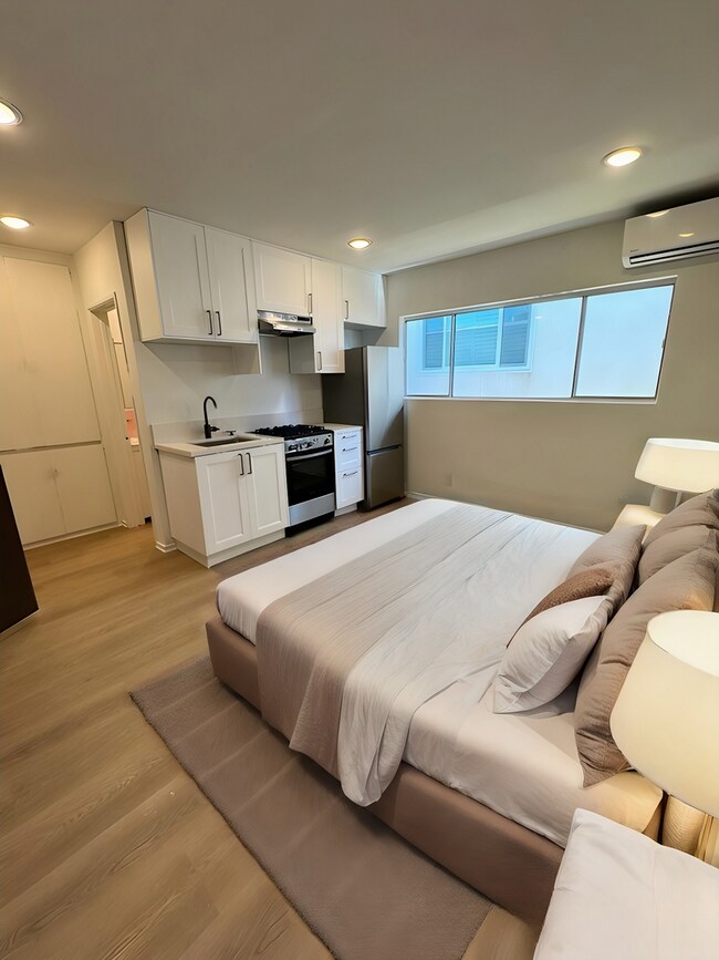 Building Photo - Primetime Brentwood