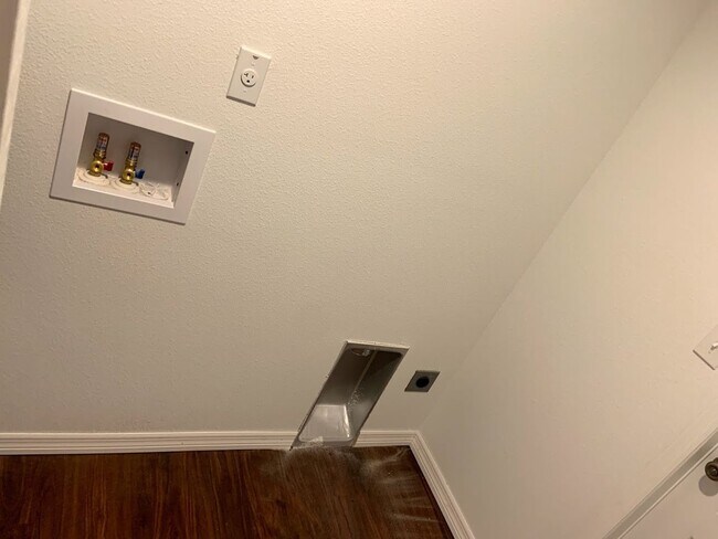 Building Photo - 3 bedroom, 2 bath, 2 car garage home on a ...