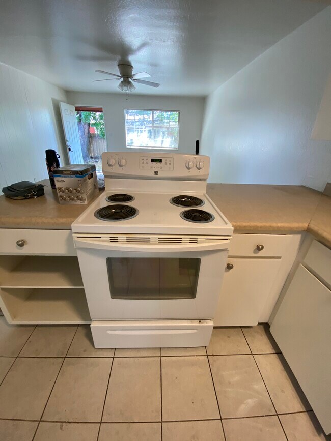 KITCHEN-ELECTRIC STOVE - 1132 Parkview Street