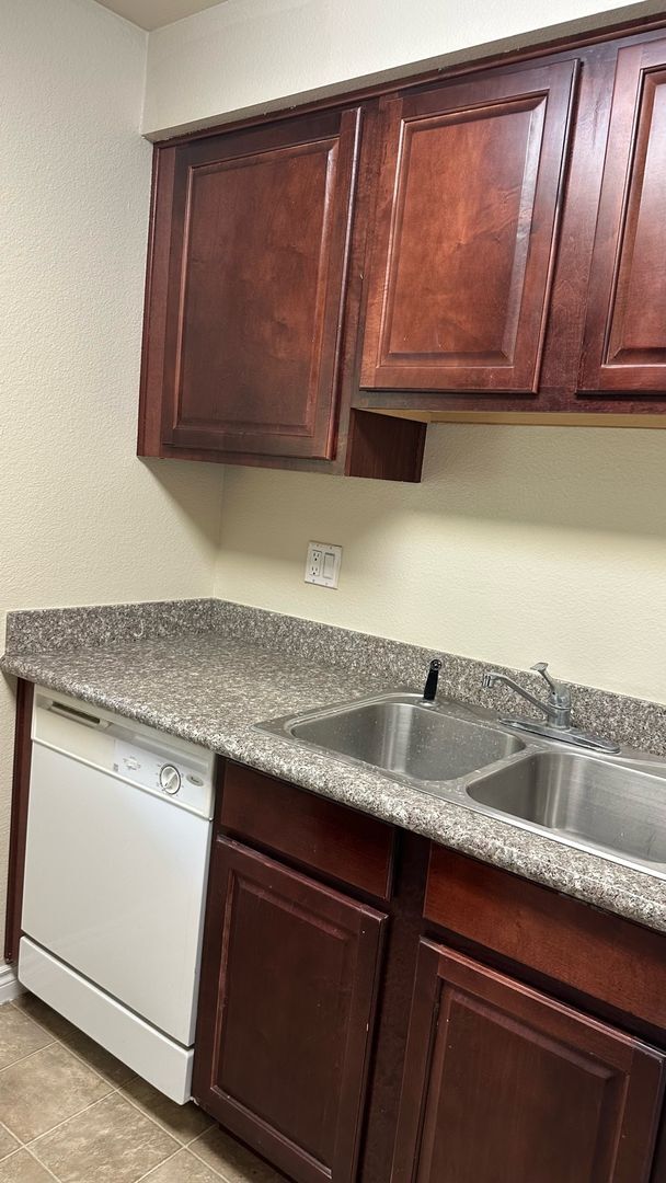 Building Photo - 1 Bedroom Condo with community pool & tenn...