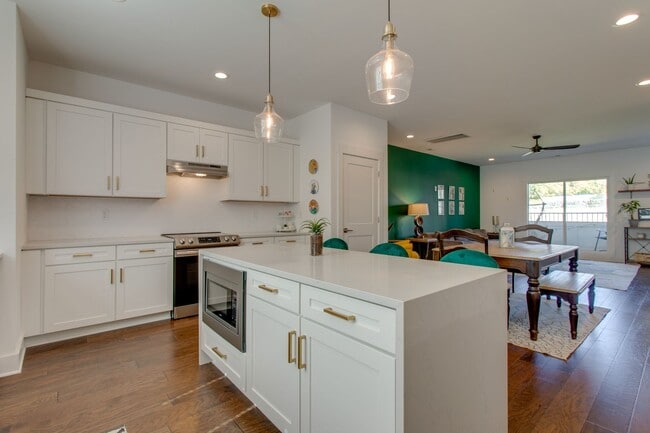 Building Photo - 732 Inspiration Blvd