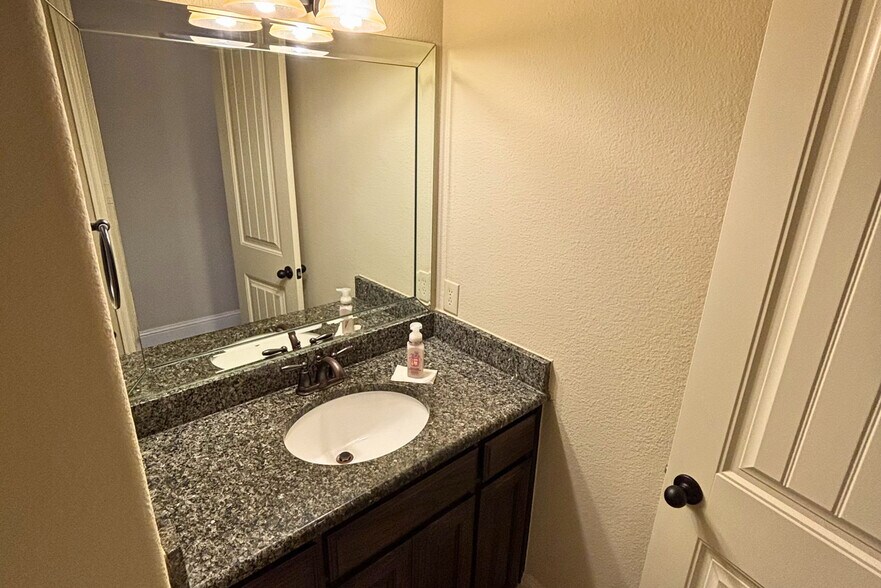 Building Photo - 5547 Lightfoot Ln