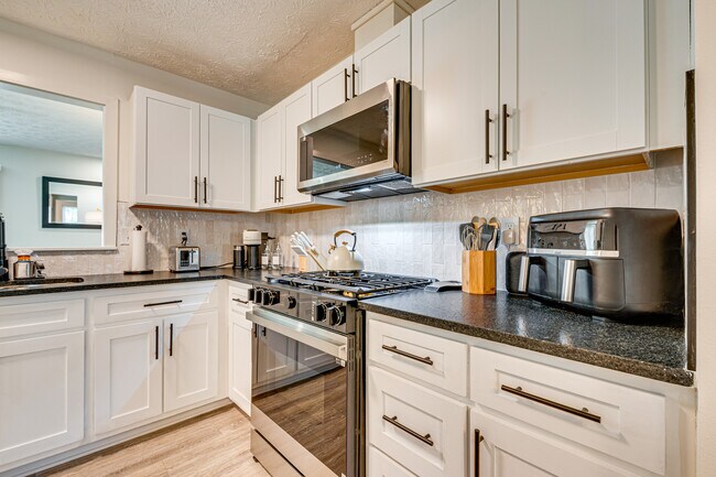 Building Photo - 2056 Sitser Ln