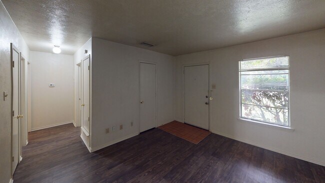 Building Photo - 1518/1520 N. Carroll Blvd