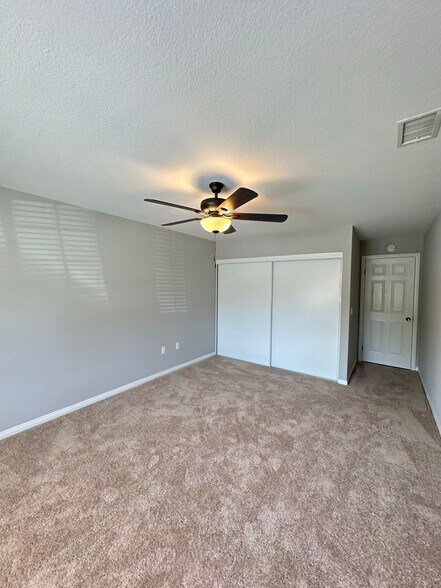 Building Photo - 9856 La Rosa Dr