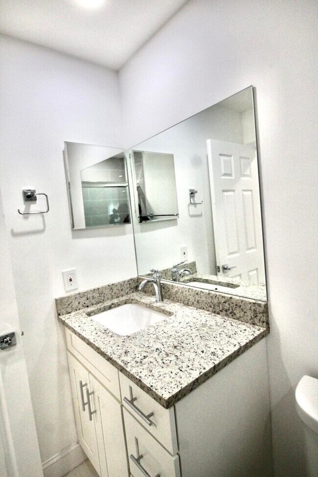 Building Photo - 8867 Sunset Dr