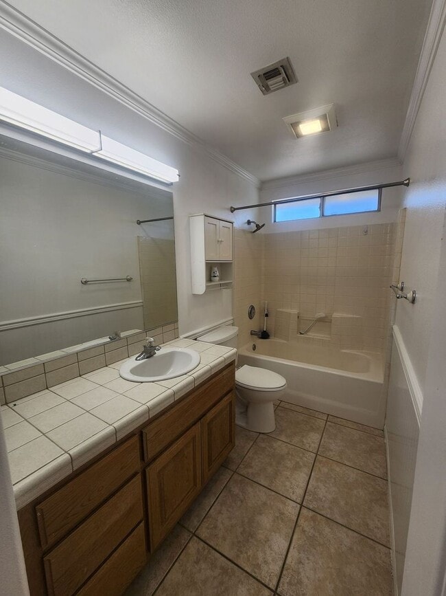 Building Photo - Newly Remodeled 3 Bedroom 2 Bath Home in C...