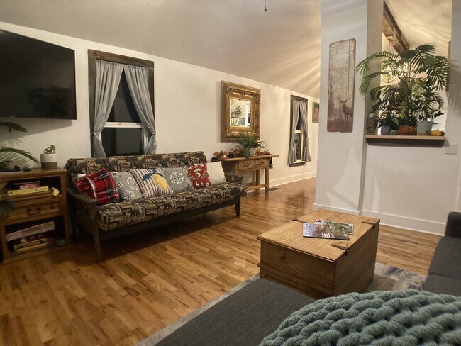 Building Photo - 301 4th St