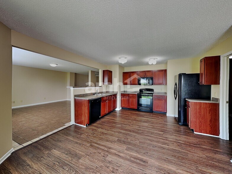 Building Photo - 2170 Bridlewood Dr