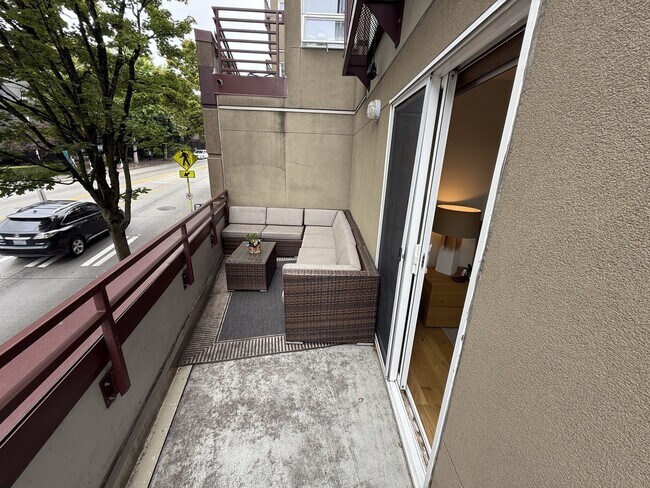 Building Photo - Charming and Rare 2BR/2BA/2Garage Parking ...