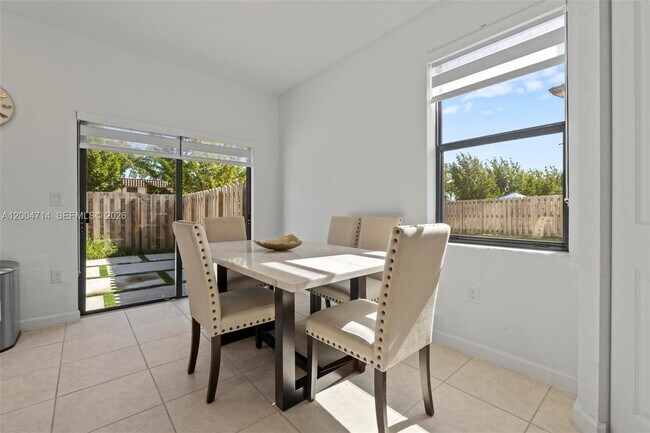 Building Photo - 20655 NE 7th Pl