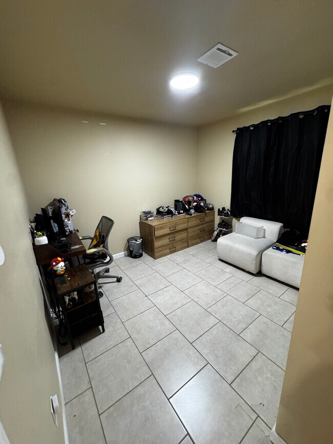 Building Photo - 879 N Mountain View Ave