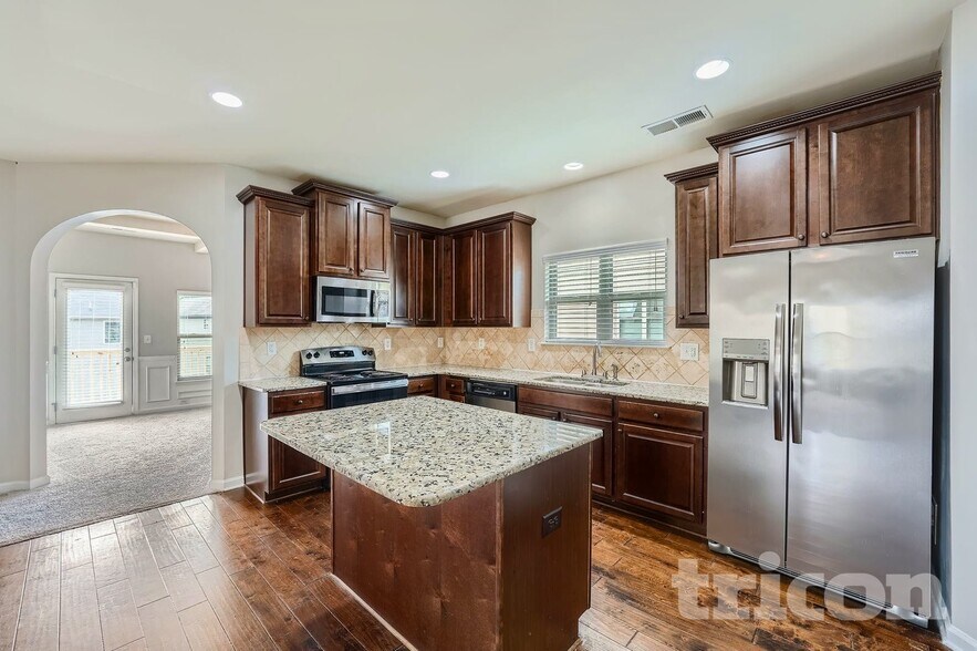 Building Photo - 744 Effendi Pl