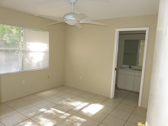 Building Photo - Centrally located 2/2