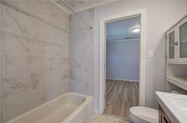 Building Photo - 447 Floyd St SE