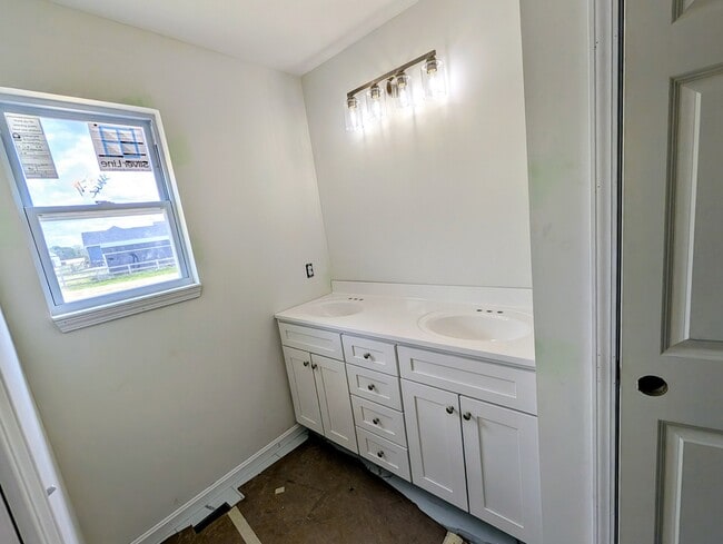 Building Photo - 128 Kelly Dr