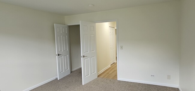 Building Photo - 1 Acorn Ln