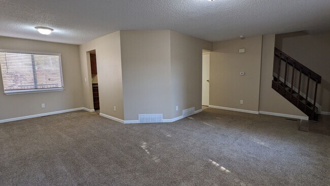 Building Photo - SPACIOUS TWO STORY 3 BED/2.5 BATH WITH FENCED BACKYARD IN CUL-DE-SAC!