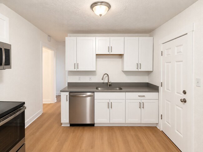 Building Photo - 458 E Lambourne Ave