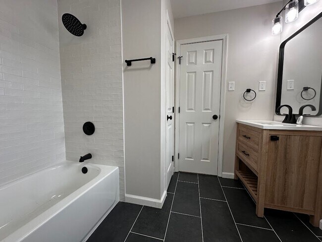 Building Photo - 4 bed 3 bath in Decatur!