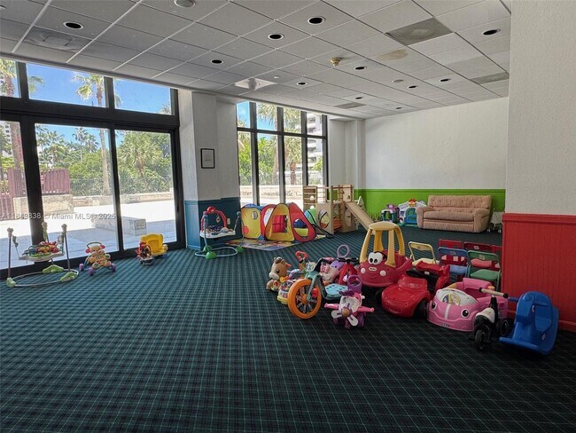 Building Photo - 1450 Brickell Bay Dr