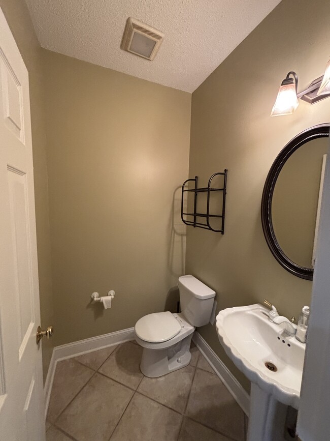Building Photo - 285 Merion Cir