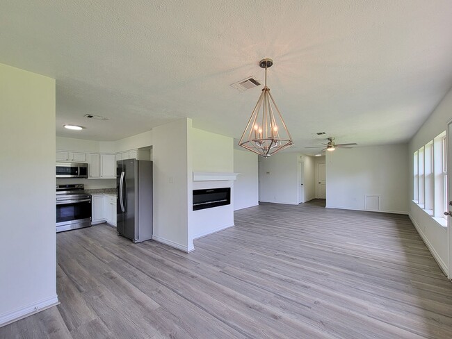 Building Photo - This fully renovated 3-bedroom, 2-bath home features a modern kitchen, large master suite with a ...