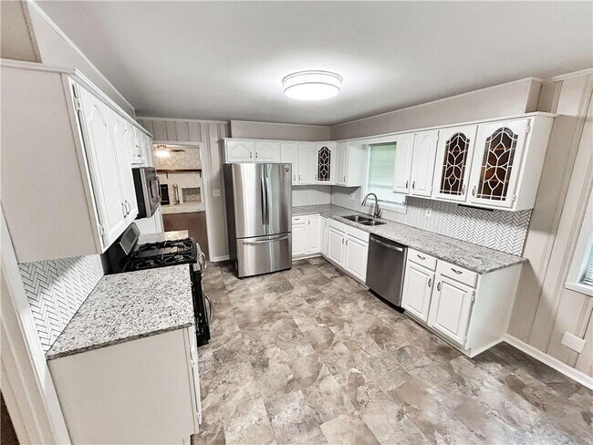 Building Photo - 4239 Pinetree Dr
